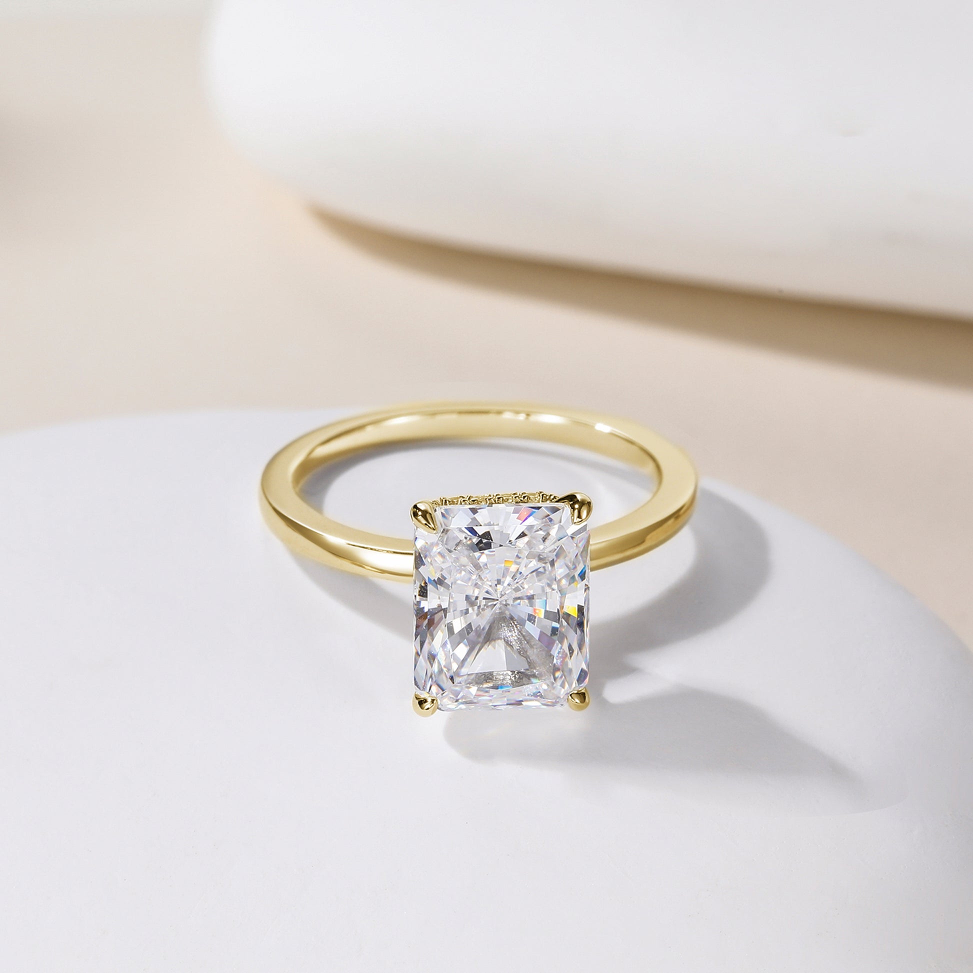 Gold ring with a 4ct cz diamond 