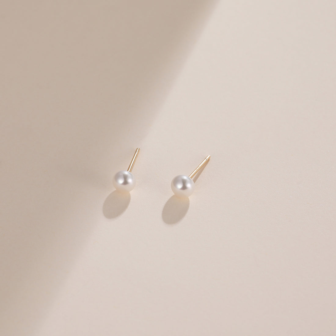 5mm pearls, classic pearl earrings, pearl stud earrings, earrings in white, gold earrings, 925 sterling silver posts, pearl bridal earrings, freshwater pearl earrings, pearl wedding earrings, pearl studs