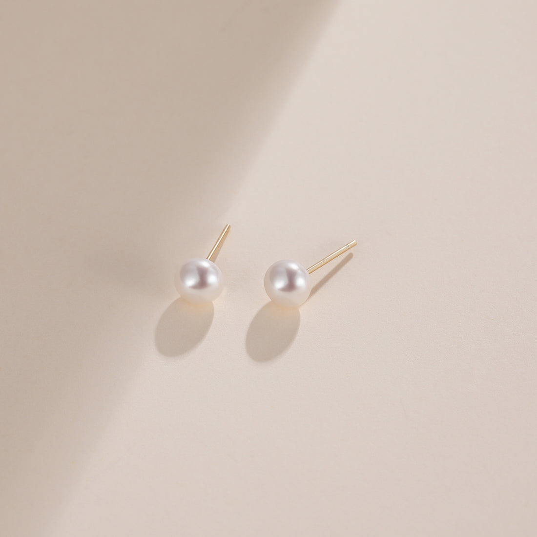 6mm pearls, classic pearl earrings, pearl stud earrings, earrings in white, gold earrings, 925 sterling silver posts, pearl bridal earrings, freshwater pearl earrings, pearl wedding earrings, pearl studs