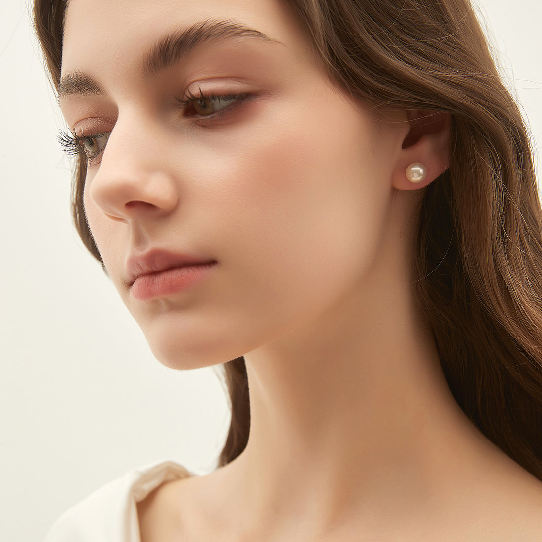 8mm pearls, classic pearl earrings, pearl stud earrings, earrings in white, gold earrings