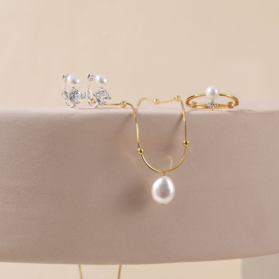 Orecchino Huggies con perla CZ in argento sterling